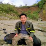 Un trabajador chino miope que atendió a sus colegas heridos después de un terremoto mortal y luego se perdió en las montañas fue rescatado 17 días después.