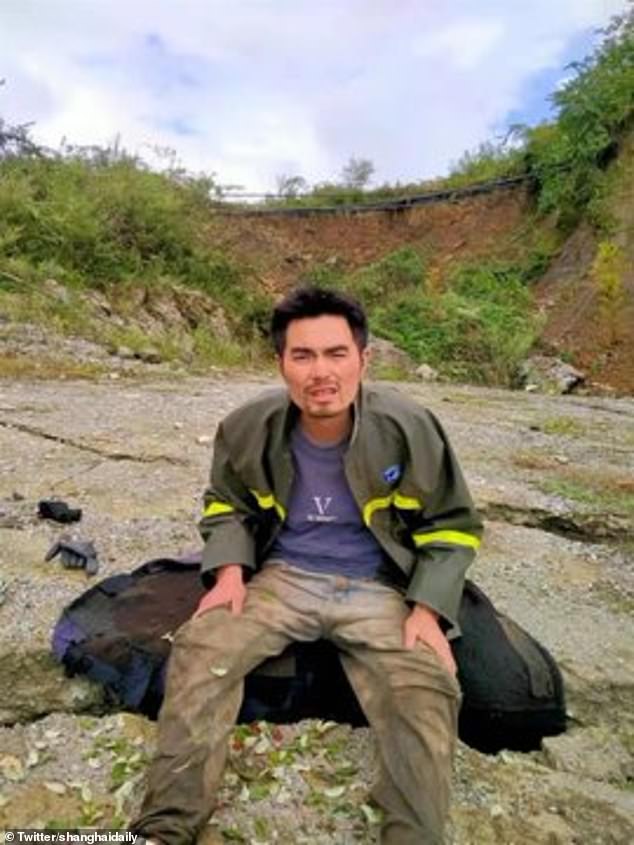 Un trabajador chino miope que atendió a sus colegas heridos después de un terremoto mortal y luego se perdió en las montañas fue rescatado 17 días después.