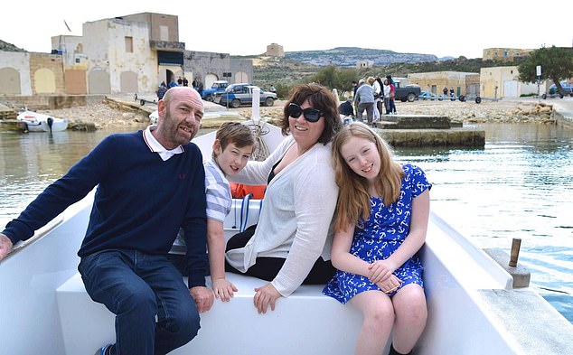 Paul Bermingham, en la foto de la izquierda, con su esposa Sandra, en el centro, y sus dos hijos, Kate, de 12 años, y Darragh, murieron después de contraer la enfermedad del legionario mientras estaban de vacaciones en Malta durante un descanso de dos semanas durante la Navidad de 2015.