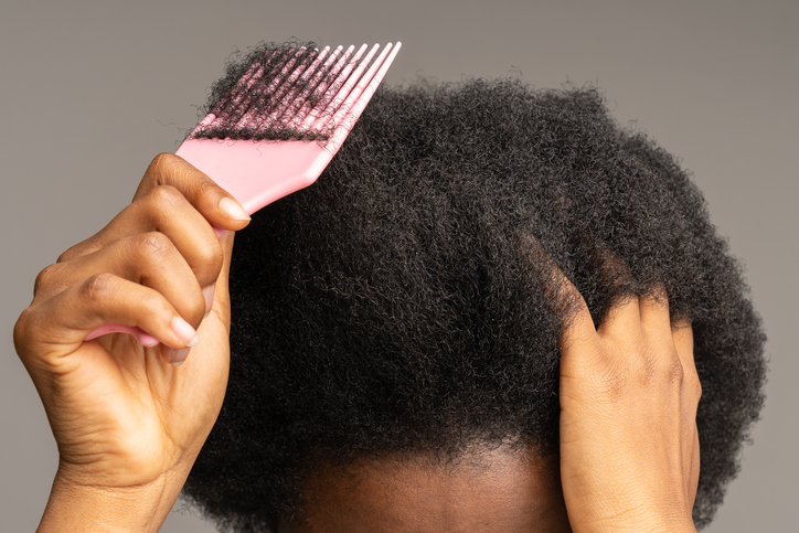 marca de moda se enfrenta a una reacción violenta después de promocionar una pieza de cabello afro en una modelo blanca |  La crónica de Michigan