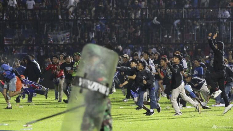 La policía de Indonesia dice que 129 personas murieron después de una estampida en un partido de fútbol