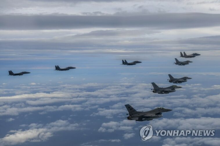(AMPLIACIÓN) 12 aviones de combate NK vuelan en formación, aparentemente en simulacros de tiro: Ejército de Corea del Sur