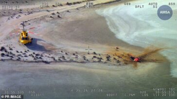 En la imagen: los restos del accidente del helicóptero Robinson R22 de dos asientos cerca de los lagos Cowcowling cerca de Booralaming en WA regional