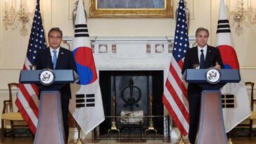 Altos diplomáticos surcoreanos, estadounidenses y japoneses condenan lanzamiento de misiles NK en conversaciones telefónicas