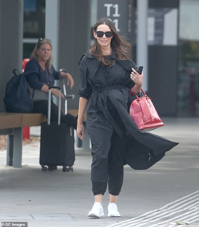 Ricki-Lee Coulter (en la foto) era la definición de casual cool cuando llegó al aeropuerto de Perth el miércoles.