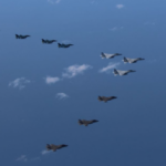 Los cazas F-15 y F-2 de las alas aéreas 5 y 8 de la Fuerza de Autodefensa Aérea de Japón realizan un simulacro militar conjunto con los cazas F-35B del Grupo 12 de aviones marinos de EE. UU. frente a la isla principal más meridional de Japón, Kyushu, Japón, en esta fotografía tomada por la Fuerza Aérea de Autodefensa de Japón y publicado por la Oficina del Estado Mayor Conjunto del Ministerio de Defensa de Japón el 4 de octubre de 2022. (Reuters)