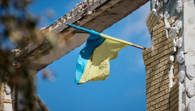 Bandera ucraniana izada en Lyman, la lucha continúa: Zelensky
