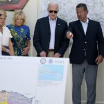 El presidente Joe Biden y la primera dama Jill Bide reciben información del gobernador de Puerto Rico, Pedro Pierluisi, sobre el huracán Fiona durante su visita a Ponce