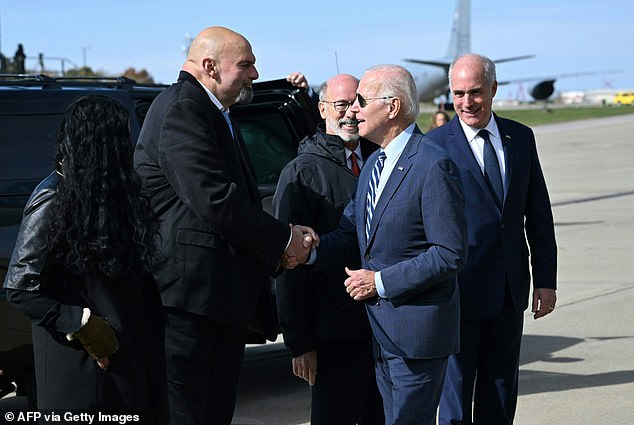 El presidente Joe Biden (derecha) le da la mano al candidato demócrata al Senado John Fetterman (izquierda) en el aeropuerto de Pittsburgh el jueves.