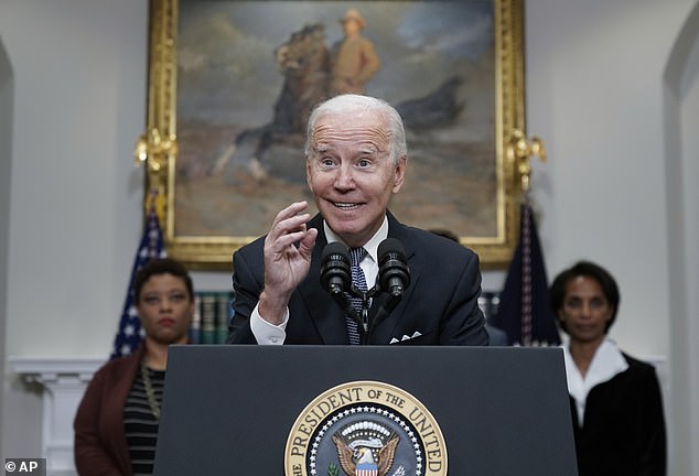 El presidente Joe Biden dijo que su reducción del déficit nacional en $1.4 billones este año era prueba de que sus políticas económicas están funcionando.