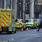 Los informes en las redes sociales sugieren que cuatro personas han sido apuñaladas en Bishopsgate en el centro de Londres.