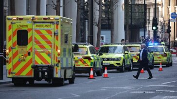 Los informes en las redes sociales sugieren que cuatro personas han sido apuñaladas en Bishopsgate en el centro de Londres.