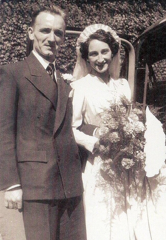 Los padres de Bono, Bob e Iris Hewson, en su boda.  La madre de Bono murió en 1974, cuando el músico tenía apenas 14 años. Su padre murió años después, en 2001.