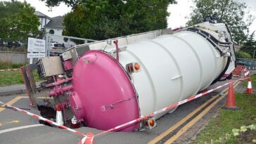 Un enorme camión que transportaba toneladas de aguas residuales fue tragado por un sumidero en Wokingham, Berkshire, el viernes por la noche.