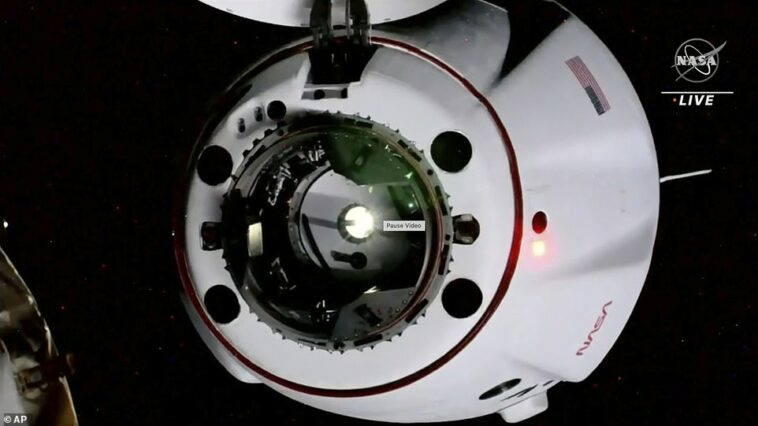 La nave espacial Crew Dragon, denominada Endurance, se acopló a la ISS el jueves, un día después de su lanzamiento en órbita desde Florida.  El enlace se produjo a 260 millas sobre el Atlántico, frente a la costa oeste de África.
