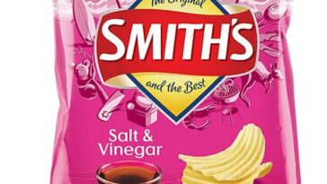 Se ha advertido a los clientes que no deben comer chips con sabor a sal y vinagre cortados arrugados de Smith (en la foto) si se compraron en tiendas minoristas en Nueva Gales del Sur y Queensland