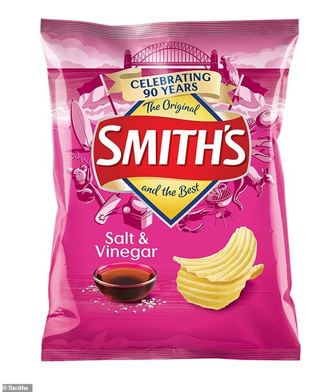 Se ha advertido a los clientes que no deben comer chips con sabor a sal y vinagre cortados arrugados de Smith (en la foto) si se compraron en tiendas minoristas en Nueva Gales del Sur y Queensland