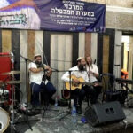 Colonos israelíes cantan y bailan en la Mezquita Ibrahimi