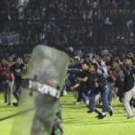 Comentario: ¿Cómo terminó un partido de fútbol de Indonesia en una de las peores tragedias del estadio?