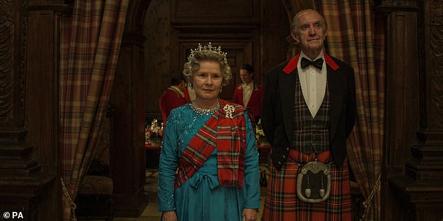 Imelda Staunton y Jonathon Pryce, quienes interpretan a la Reina y al Príncipe Felipe en la nueva serie de The Crown, recibieron honores del Príncipe William y la Reina.