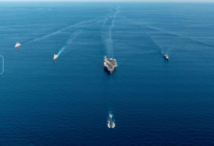 Embarcaciones navales de Japón, Corea del Sur y Estados Unidos participan en ejercicios antisubmarinos conjuntos frente a la costa de Corea del Sur, en esta foto proporcionada por la Armada de Corea del Sur y publicada por Yonhap el 30 de septiembre de 2022. (Reuters)