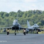 Los aviones Eurofighter Typhoon se muestran preparándose para el despegue para interceptar aviones rusos que habían infringido el espacio aéreo polaco según la fuerza aérea de Italia.