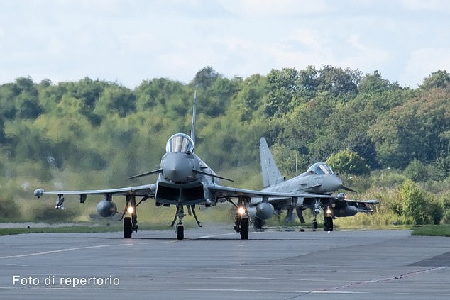 Los aviones Eurofighter Typhoon se muestran preparándose para el despegue para interceptar aviones rusos que habían infringido el espacio aéreo polaco según la fuerza aérea de Italia.