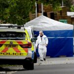 La policía de Derbyshire ha confirmado que un hombre con cuchillo que recibió un disparo de la policía murió en el hospital.