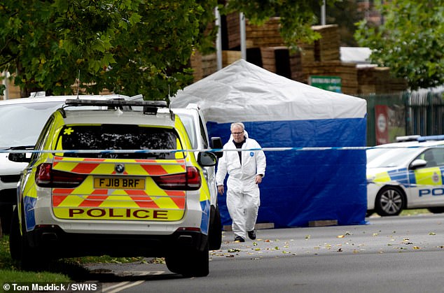 La policía de Derbyshire ha confirmado que un hombre con cuchillo que recibió un disparo de la policía murió en el hospital.