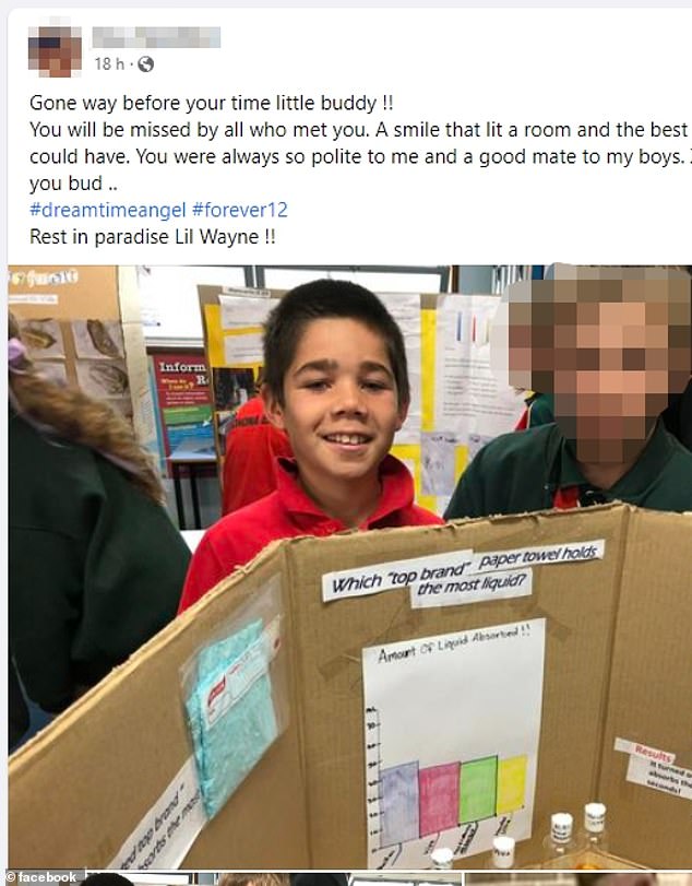 La madre de dos niños que eran compañeros de escuela de Wayne en la escuela pública Woonona East publicó una foto de él en clase con uno de sus hijos sosteniendo un proyecto escolar, diciendo que Wayne era un niño