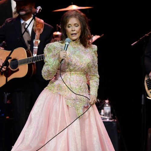 Dolly Parton encabeza homenajes a Loretta Lynn