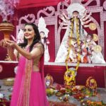 Durga Puja: Minissha reza por fortaleza en su primera visita pandal en Delhi