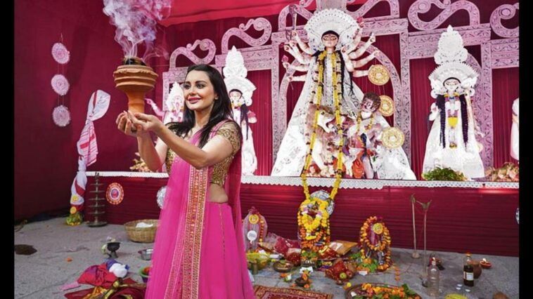 Durga Puja: Minissha reza por fortaleza en su primera visita pandal en Delhi