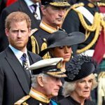 Harry y Meghan se paran detrás del rey Carlos y Camilla en el funeral de la reina el mes pasado
