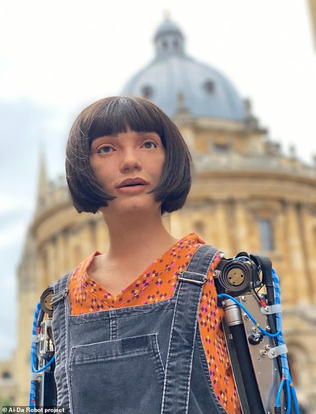Ai-Da, un robot artista 'realista' creado y construido en Gran Bretaña, hablará en la Cámara de los Lores la próxima semana.  Ella está fotografiada aquí frente a la Biblioteca Bodleian, Oxford