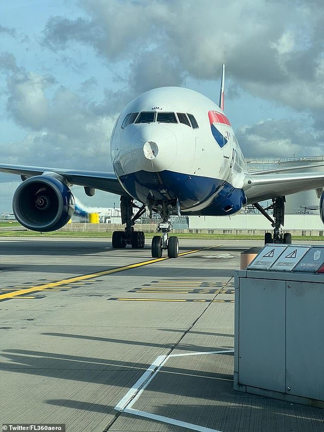 El avión Boeing 777-200ER de British Airways (G-YMMJ) volaba desde Bangalore en India a Londres Heathrow cuando chocó con un pájaro poco antes de la 1 p.m. en la aproximación para aterrizar.