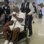 Mike Tyson se imaginó siendo llevado en silla de ruedas por el aeropuerto de Miami en agosto.  Tyson explicó que ha estado sufriendo un