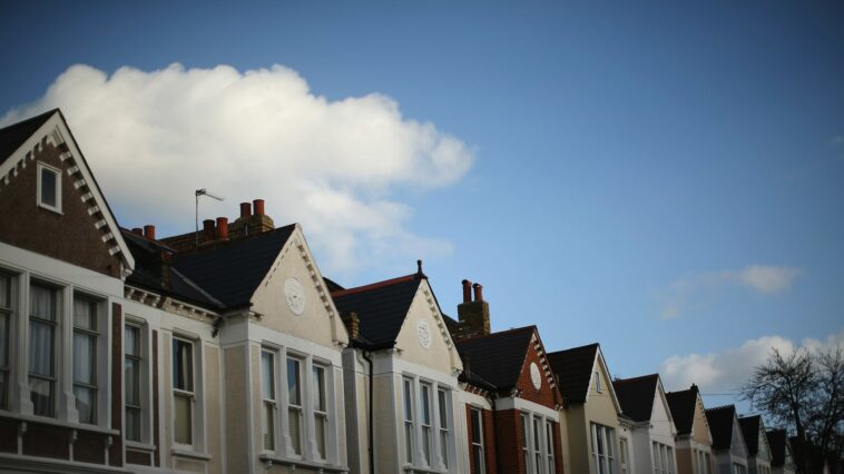 El caos hipotecario despierta temores de una caída del mercado inmobiliario en Gran Bretaña