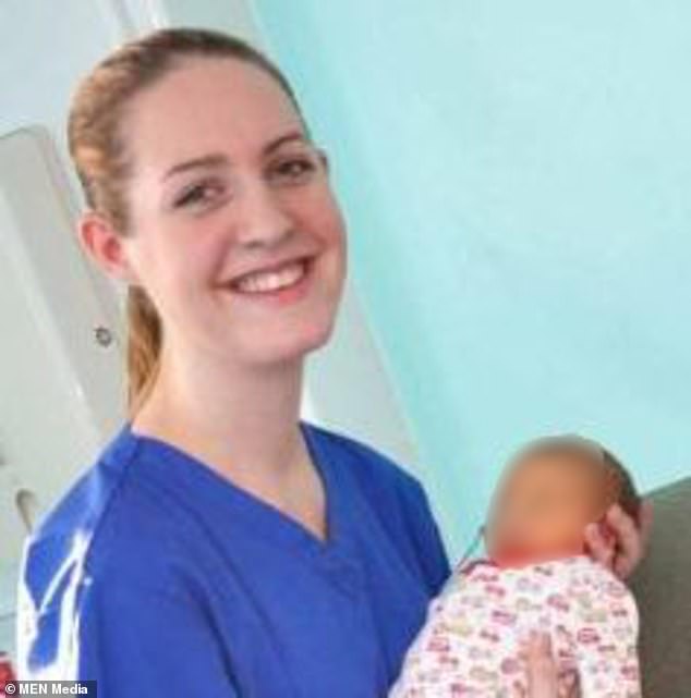 Un colega de la enfermera neonatal Lucy Letby (en la foto) no pudo recordar que el presunto asesino fue a consolar a la familia de un bebé mientras colapsaba, escuchó un jurado hoy.