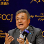 Dolkun Isa, presidente del Congreso Mundial Uigur, asiste a una conferencia de prensa con otros líderes de la minoría étnica china en el Club de Corresponsales Extranjeros de Japón en Tokio, Japón, el 30 de septiembre de 2022. (Reuters)