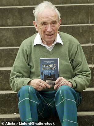 Un nacionalista escocés que saltó a la fama después de ayudar a robar la Piedra del Destino de la Abadía de Westminster murió a los 97 años. Ian Hamilton (en la foto de 2008) ayudó a robar el preciado símbolo de la monarquía debajo de la silla de coronación del rey Eduardo I el día de Navidad de 1950.