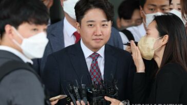 El partido gobernante suspende la membresía del expresidente Lee por un año adicional