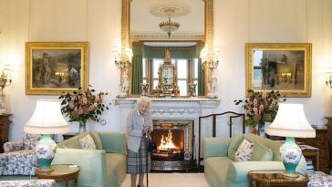 El rey Carlos espera convertir a Balmoral en un monumento público a la reina al abrirlo a más visitantes durante más tiempo del año.  Su Majestad pasó su último verano en la residencia escocesa, donde se tomó su última foto oficial antes de reunirse con la Primera Ministra entrante, Liz Truss.