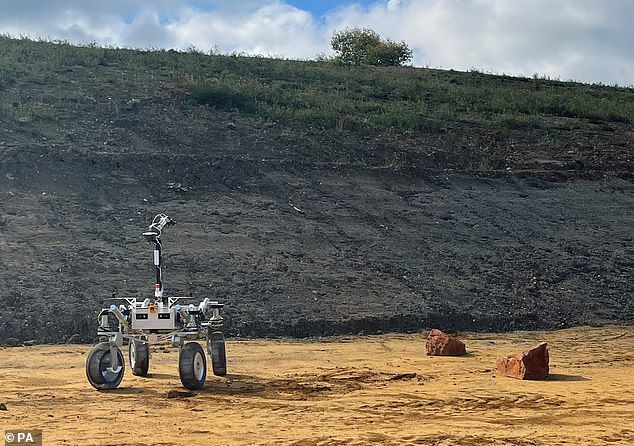 El Sample Fetch Rover (SFR), conocido cariñosamente como Anon, estaba destinado a recolectar tubos de muestra dejados en la superficie de Marte por el rover Perseverance de la NASA.  Todavía se está probando en terrenos rocosos en una cantera en Milton Keynes, para prepararlo para otras misiones.