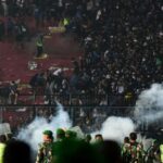 Es 'imperdonable' que la policía use gases lacrimógenos en estampida mortal en el fútbol de Indonesia: analista