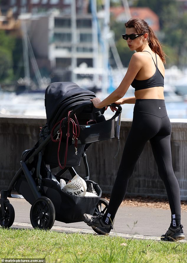 La supermodelo Georgia Fowler llamó la atención cuando salió a caminar en Rose Bay, Sydney, con su hija Dylan el lunes.
