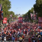 El Maratón de Londres se llevará a cabo mañana, domingo 2 de octubre y se espera que participen miles de personas.  En la imagen: corredores en la zona de meta del maratón en 2021
