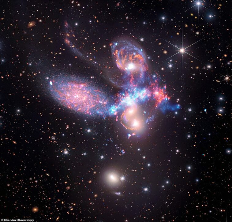 Las cuatro galaxias dentro del Quinteto de Stephan (arriba) están experimentando una intrincada danza coreografiada por la gravedad.