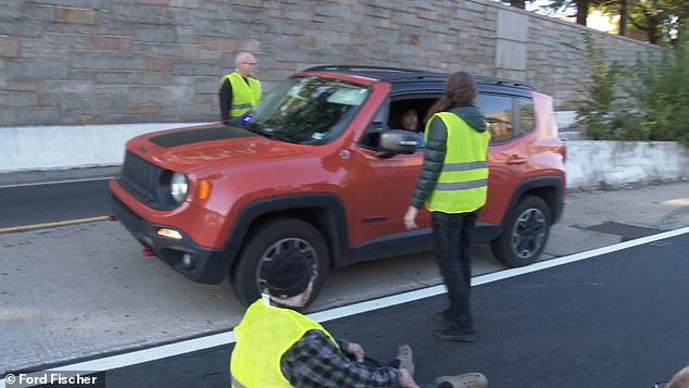 Esta mujer terminó saliendo de su automóvil y amenazando a los activistas climáticos con su arma después de que bloquearon la I-395 en DC el viernes por la mañana.