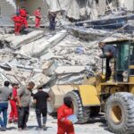 Irak: Sacan el cuerpo de un hombre de debajo de los escombros de un edificio derrumbado en el centro de Bagdad